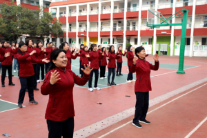 郑州市纬五路第一小学开展庆“三八”节活动